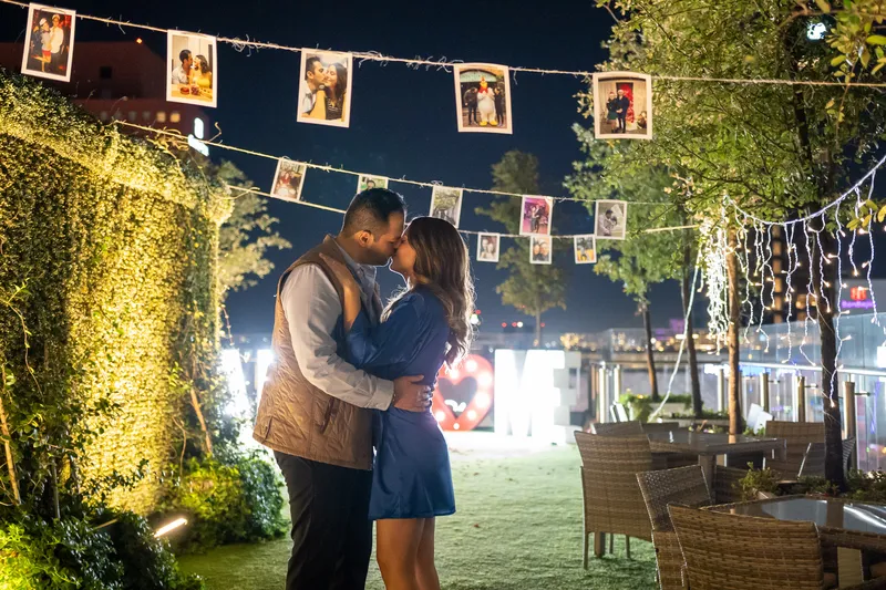 Pareja en cena romántica con vista panorámica a la ciudad