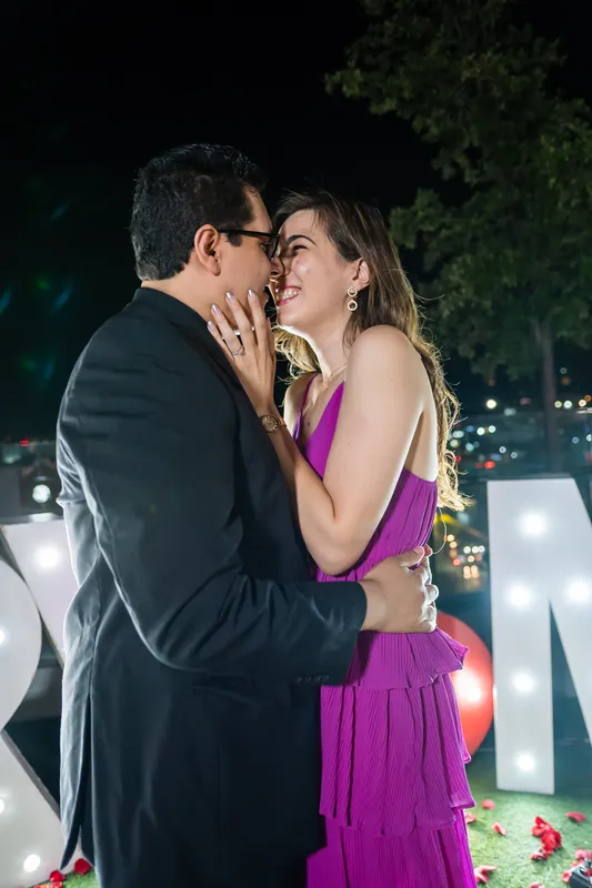 Pareja emocionada en el momento de la pedida de mano