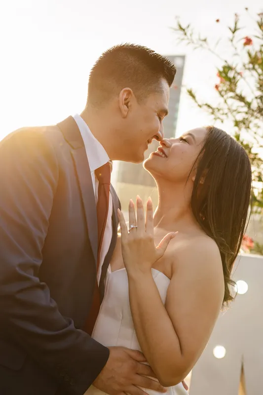 Retrato íntimo de la pareja recién comprometida