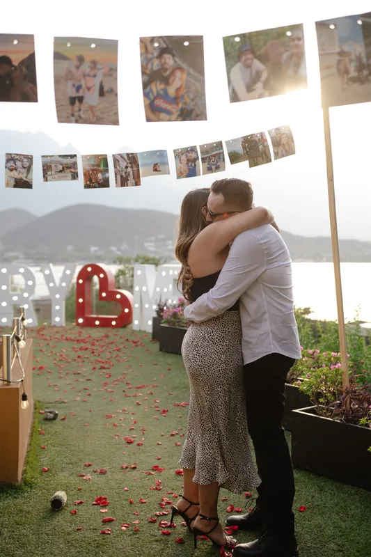 Pareja celebrando con chisperos la pedida de mano